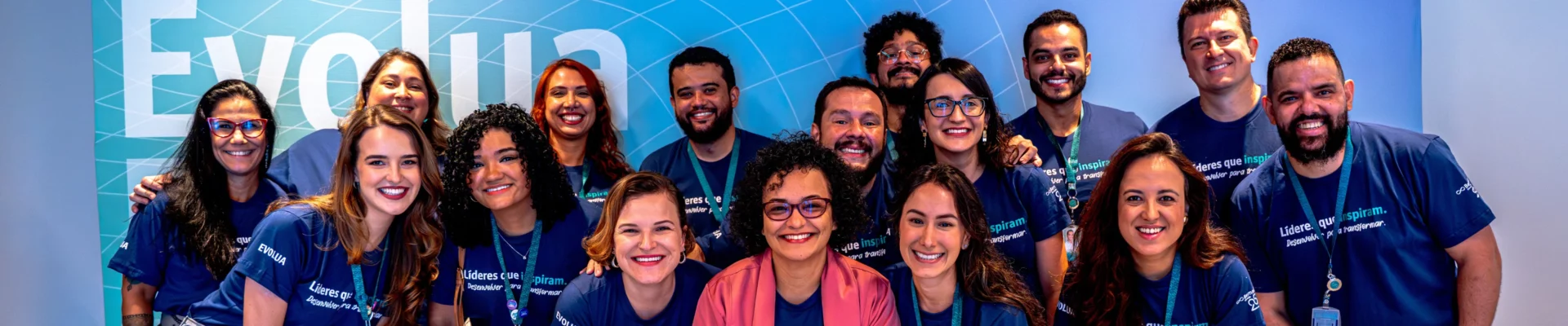 Funcionários do Bernoulli Educação dando as mãos, celebrando