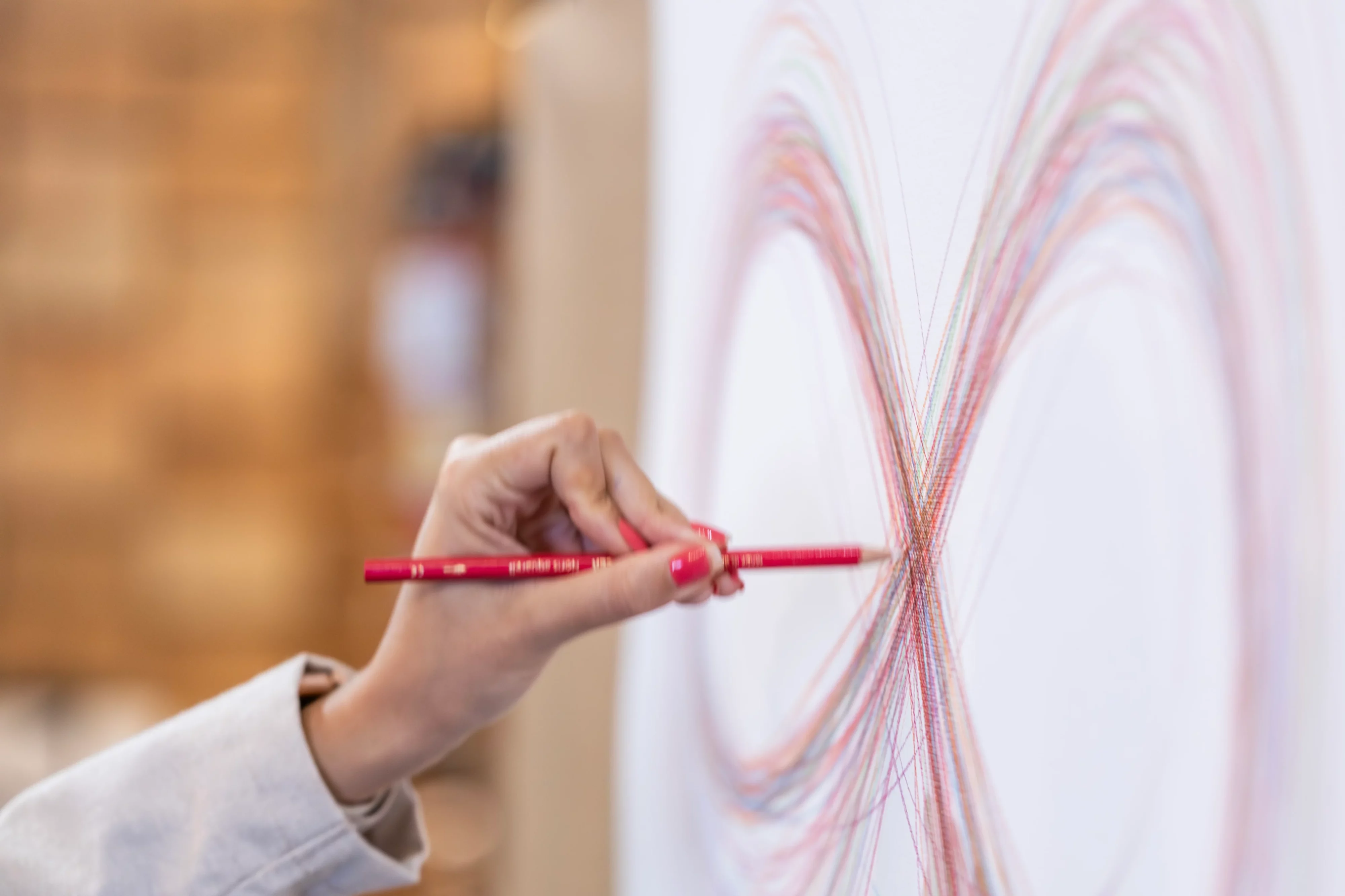 Mão desenhando uma leminiscata