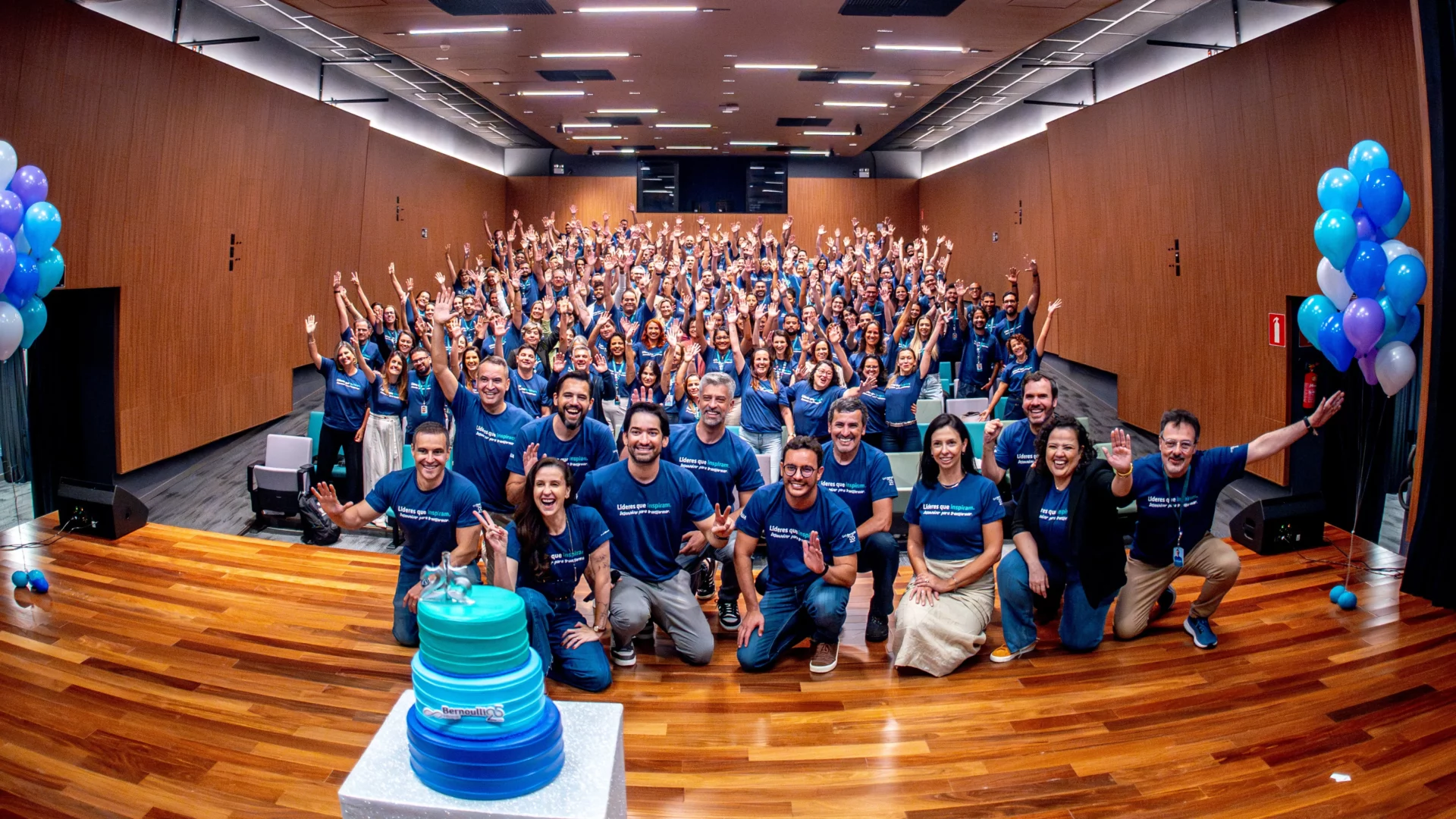 Funcionários do Bernoulli Educação comemorando aniversário de 25 anos da empresa