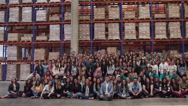Colaboradores Bernoulli em centro de distribuição de materiais didáticos.