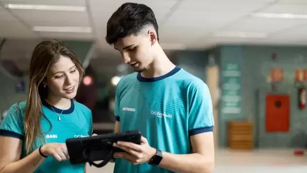 Estudantes do Bernoulli utilizando o tablet do colégio.