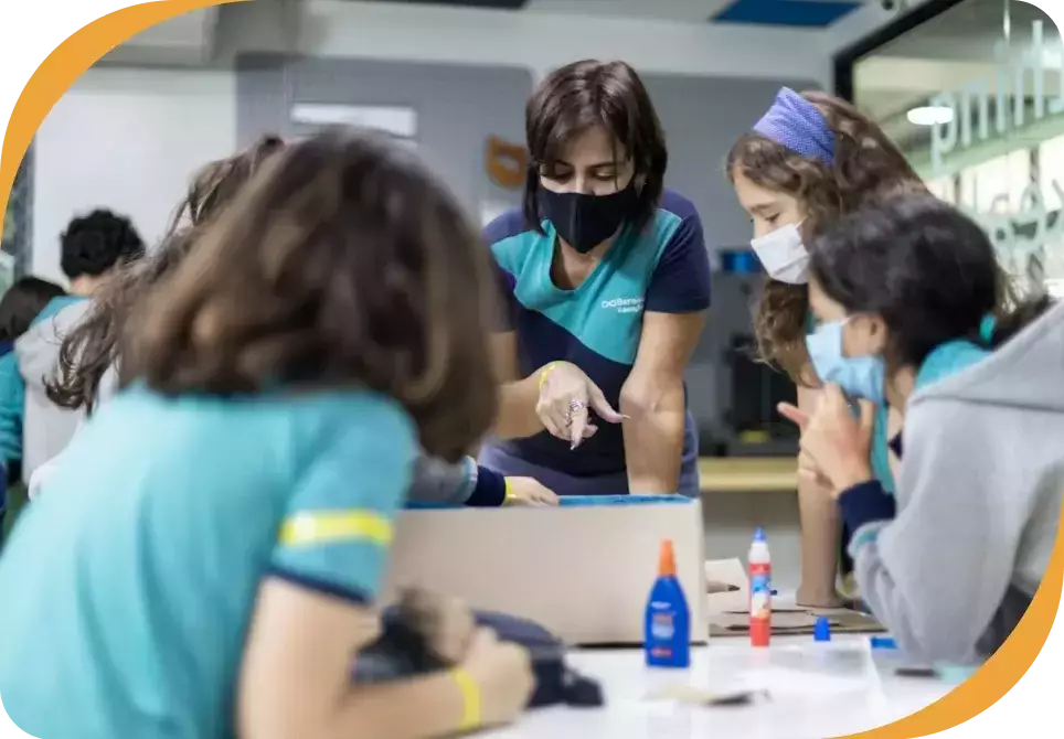 Estudantes do Colégio Bernoulli durante aula prática. 