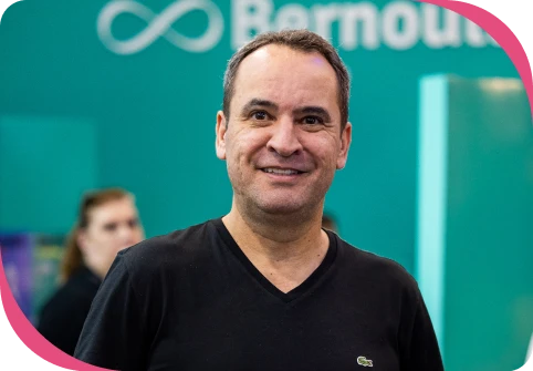 Foto do Copresidente do Bernoulli Rodrigo Domingos virado para frente para a câmera