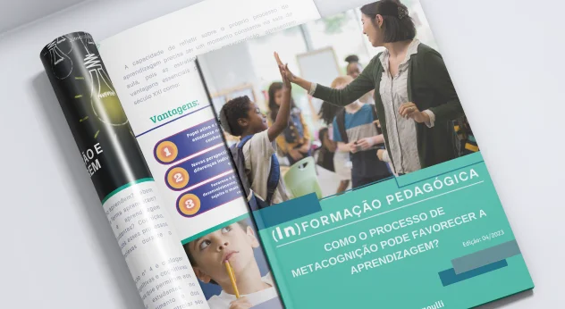 Imagem de duas revistas (In)formação Pedagógica. Uma aberta e outra fechada mostrando a capa