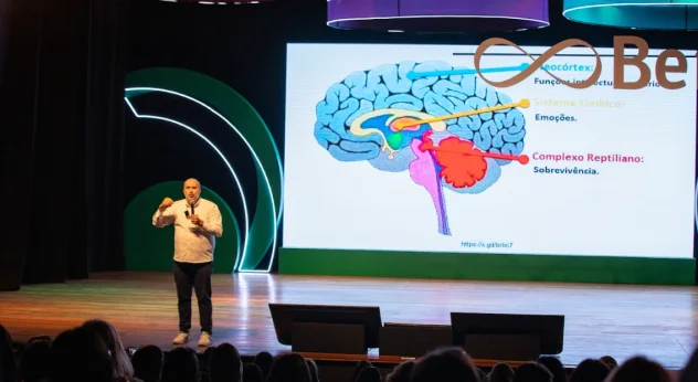 Profissional do Bernoulli dando treinamento para as escolas