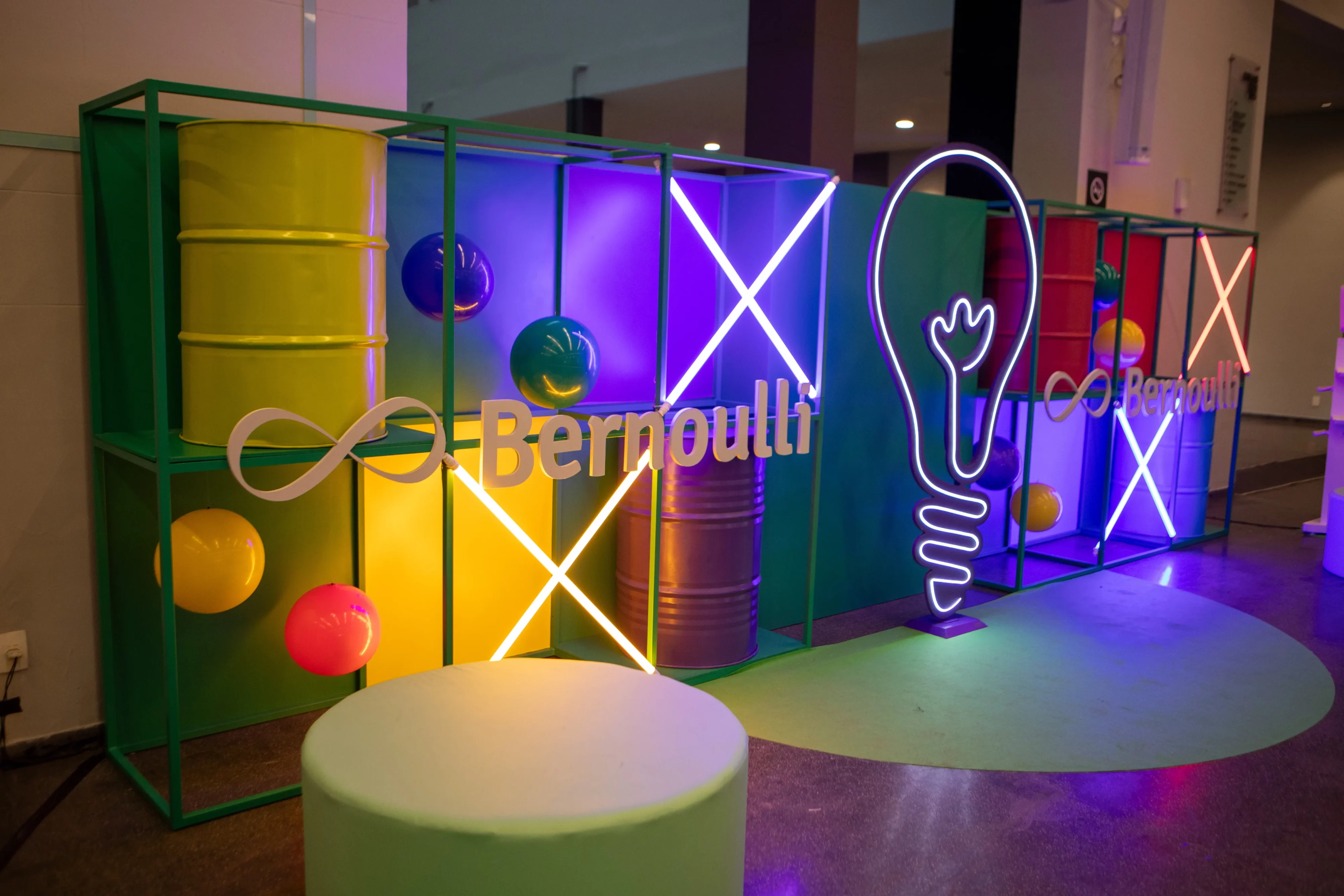 Espaço de instalação com luzes, barris e esferas