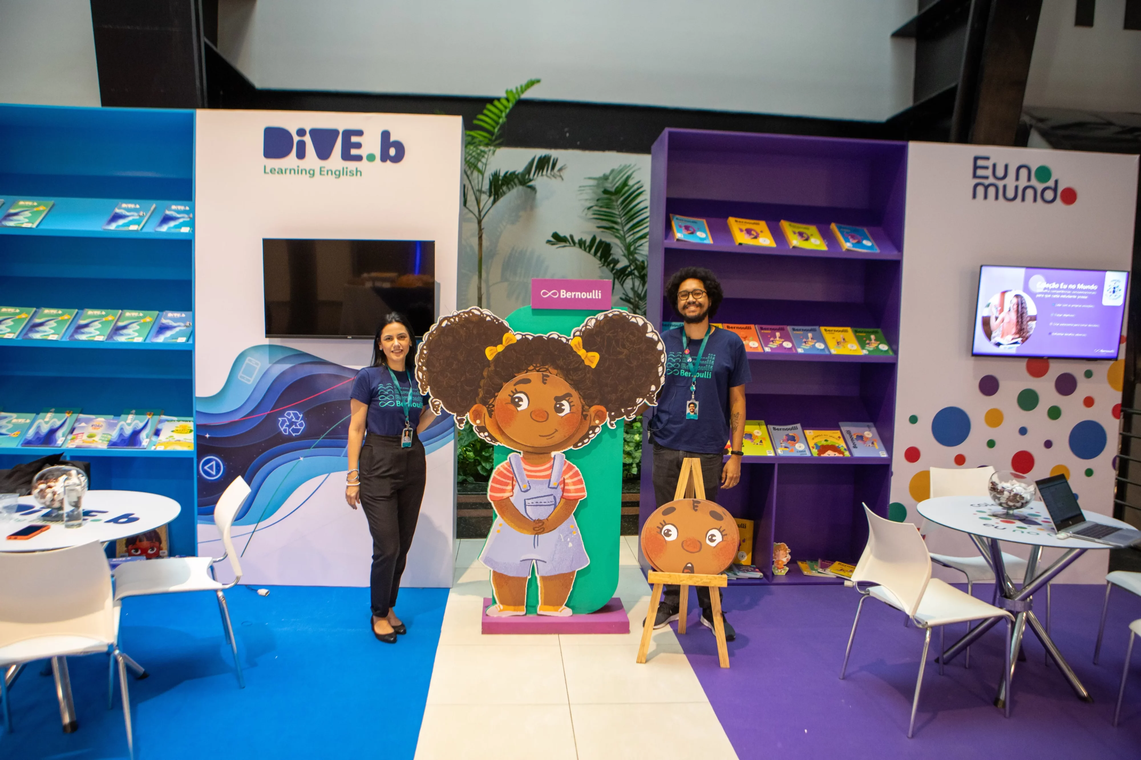 Monitores do espaço Dive.b e Eu no mundo