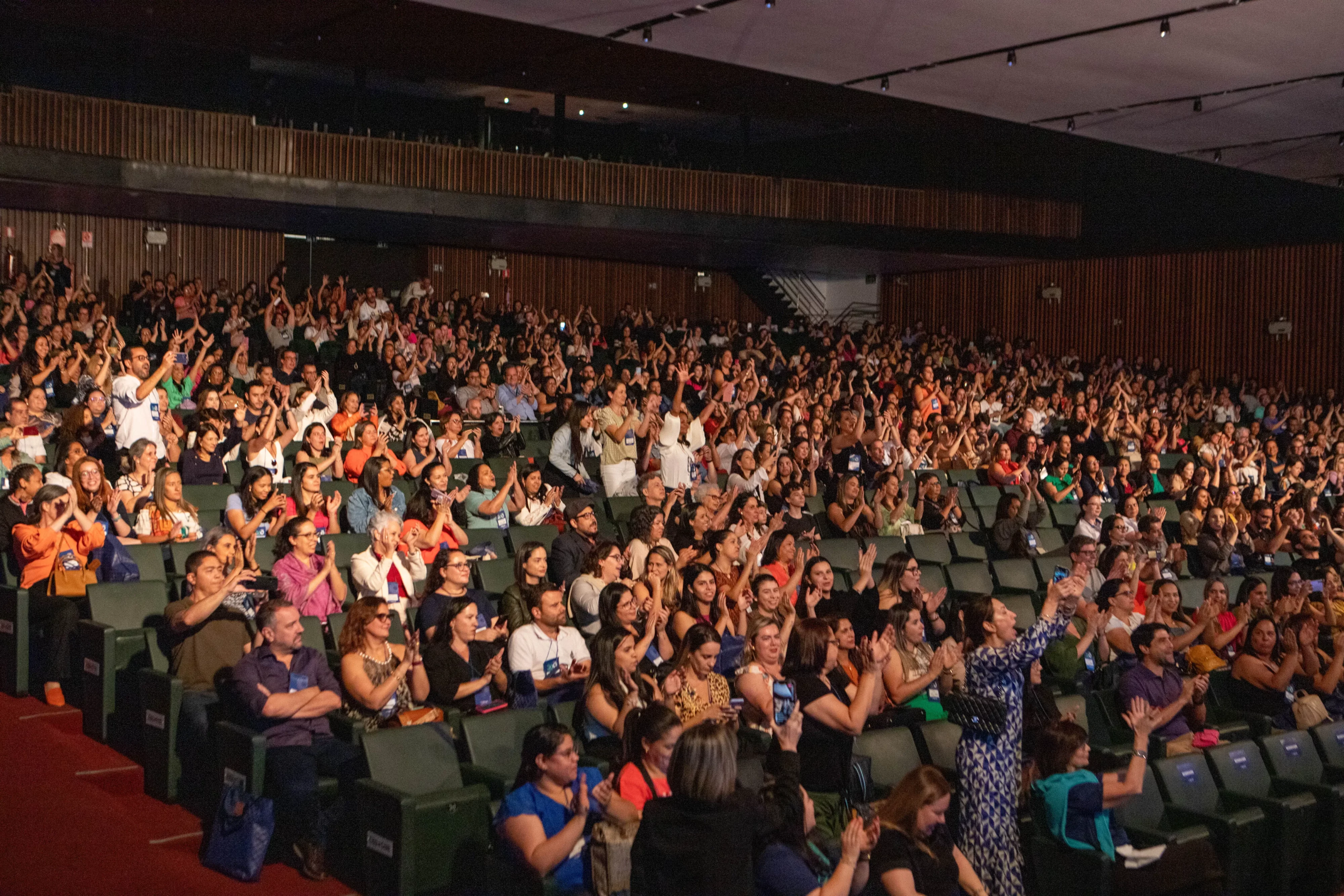 Plateia aplaudindo uma palestra no evento Bernoullli 360