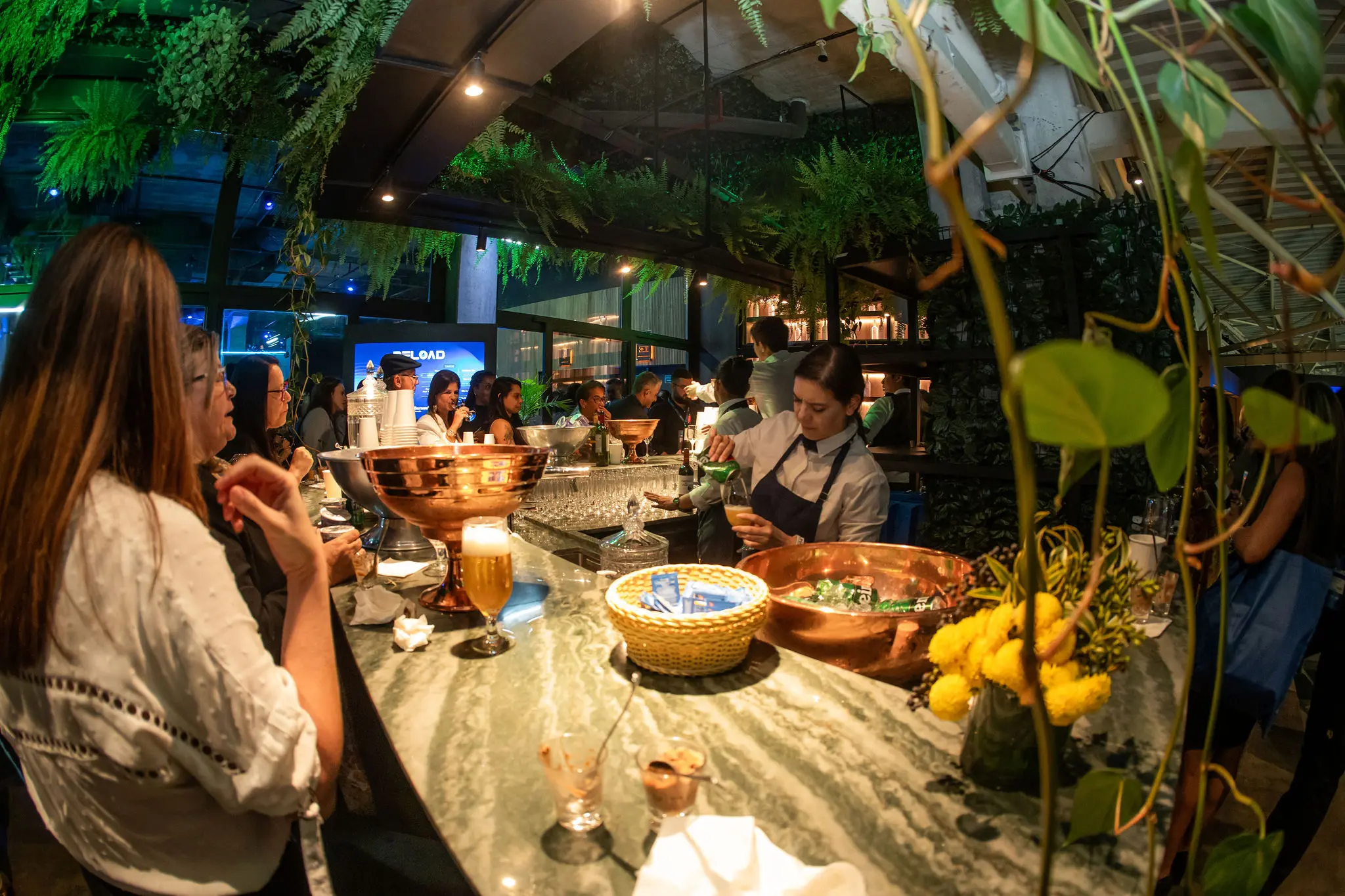 Bartenders atendendo e preparando bebidas em uma confraternização