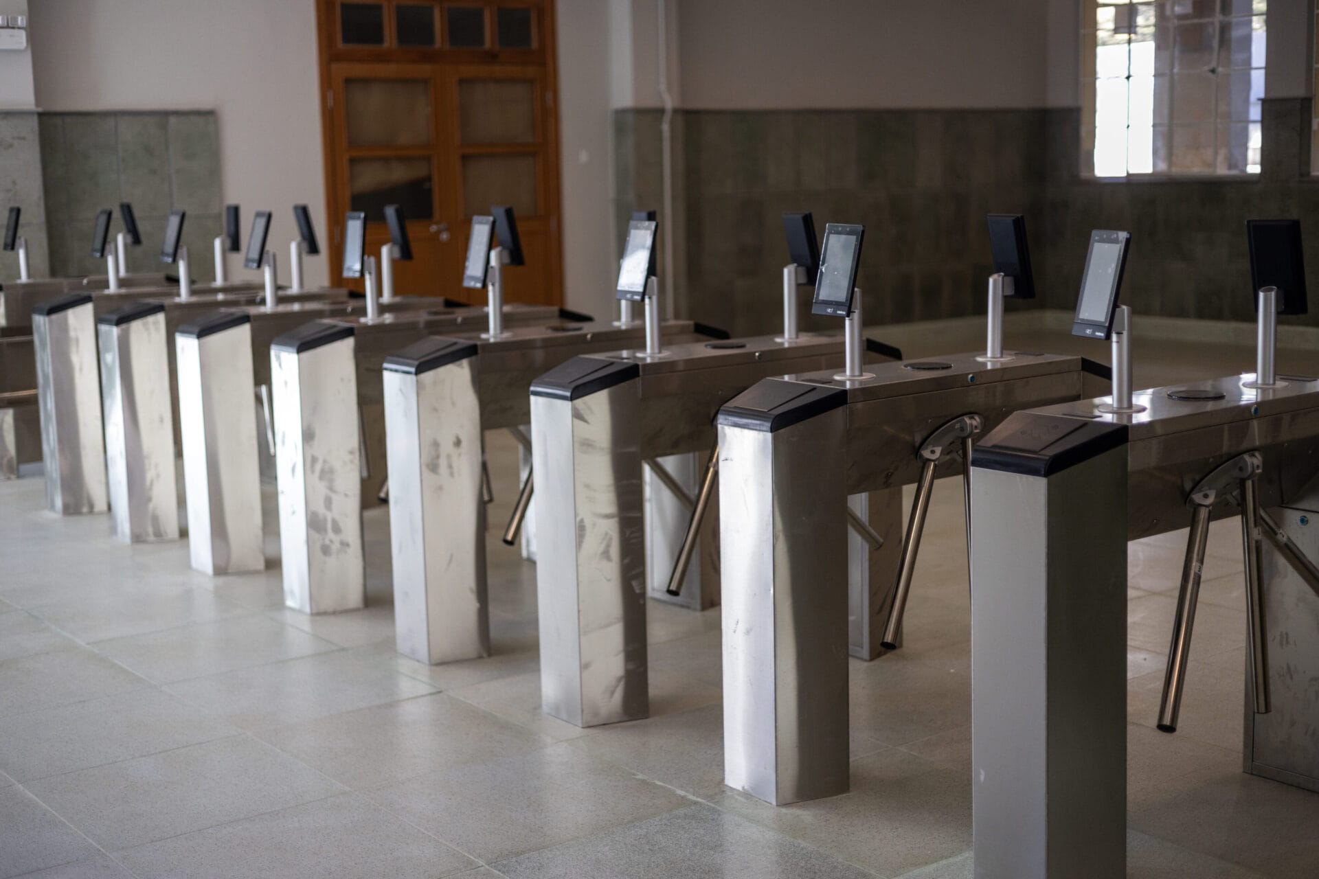 Catracas de identificação na entrada do colégio