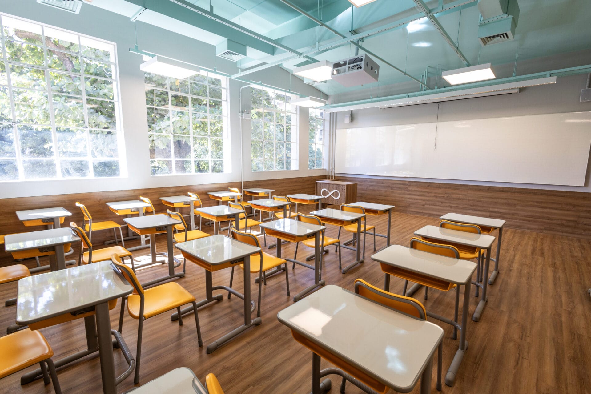 Vista traseira de uma sala de aula do colégio